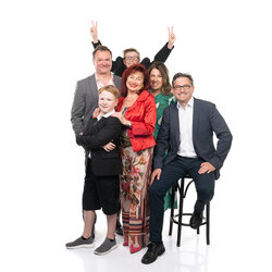 Familienfoto mit vielen glücklichen Menschen