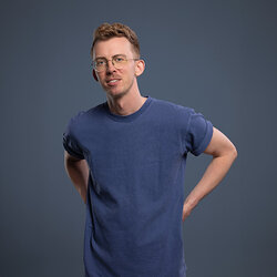Bewerbungsfoto Mann modern blau Wien – authentisches Portrait Studio WILKE