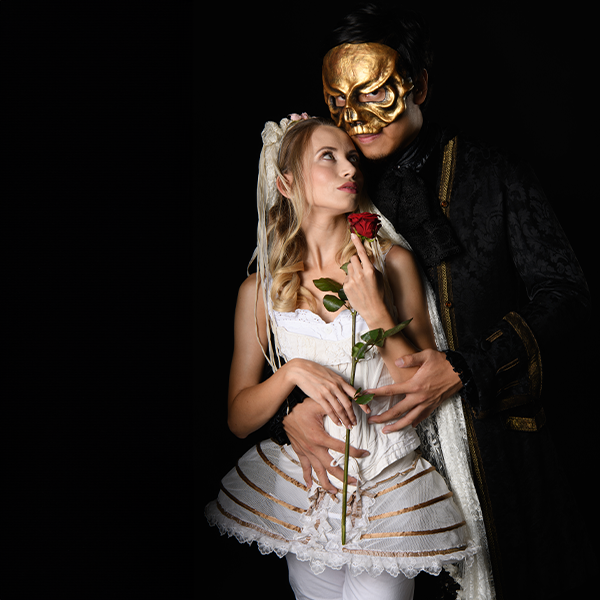 Szenisches Künstlerportrait aus der Don Giovanni Produktion mit den Wiener Philharmonikern – dramatische Operninszenierung mit goldener Maske und klassischer Bühnenästhetik fotografiert im Fotostudio WILKE Wien